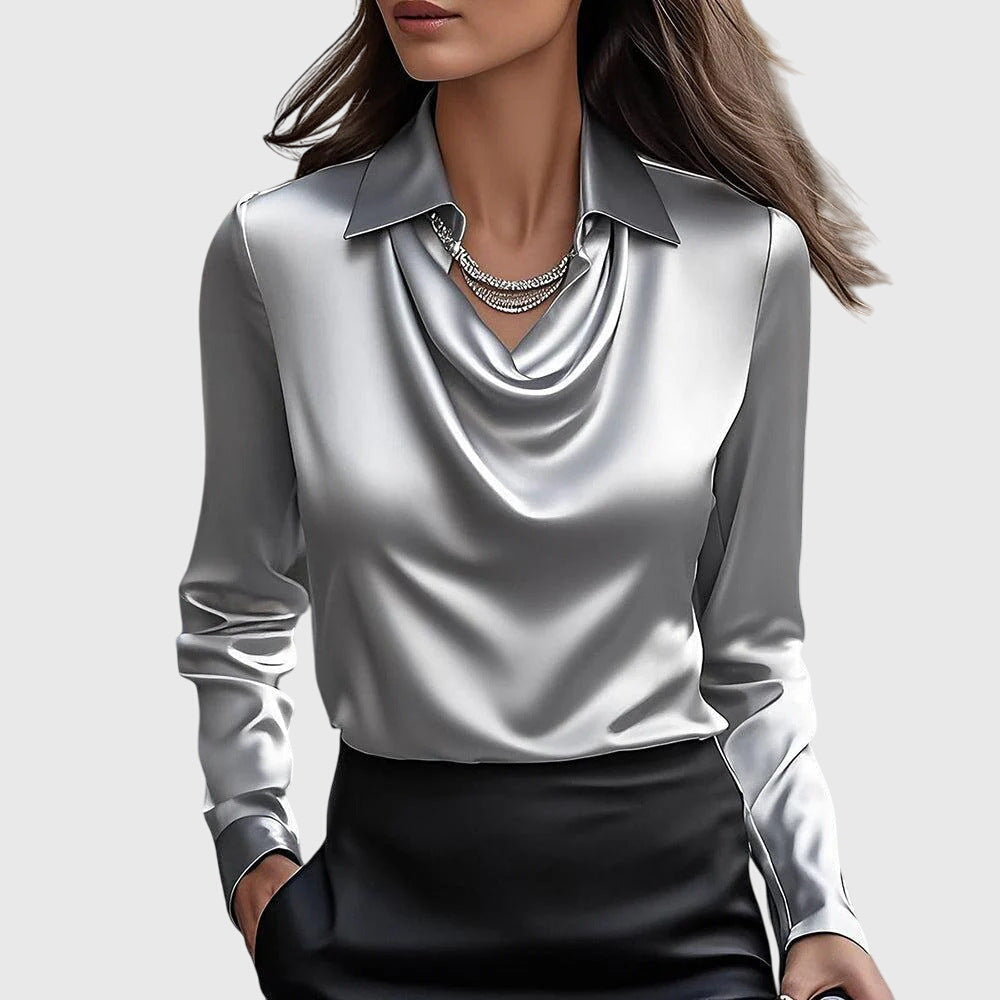 Sylvie | Bluzka z eleganckim połyskiem i plisowanym dekoltem