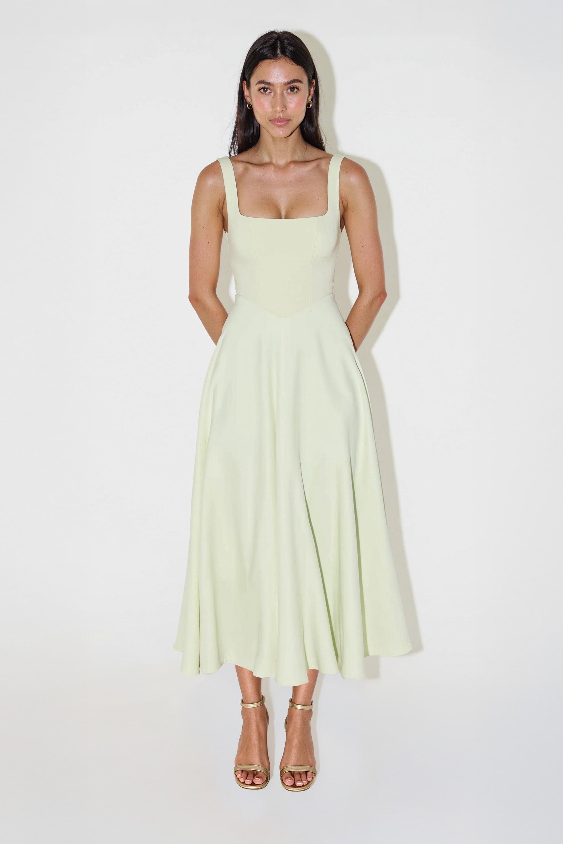 NOMI™ | Sukienka midi z kwadratowym dekoltem